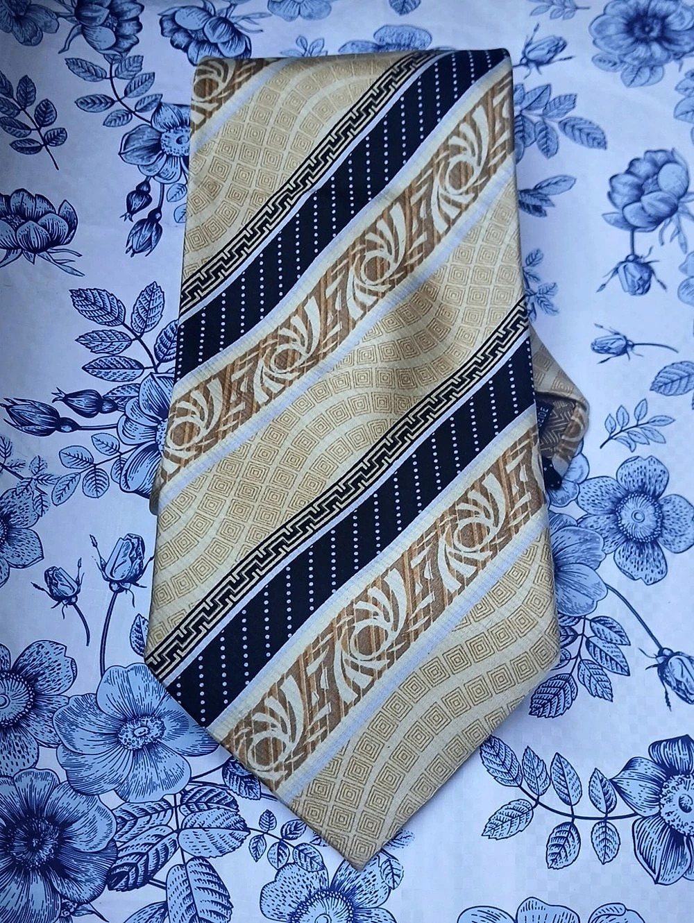 Steven Land Geometric Tie In Gold And Black.. Vintage